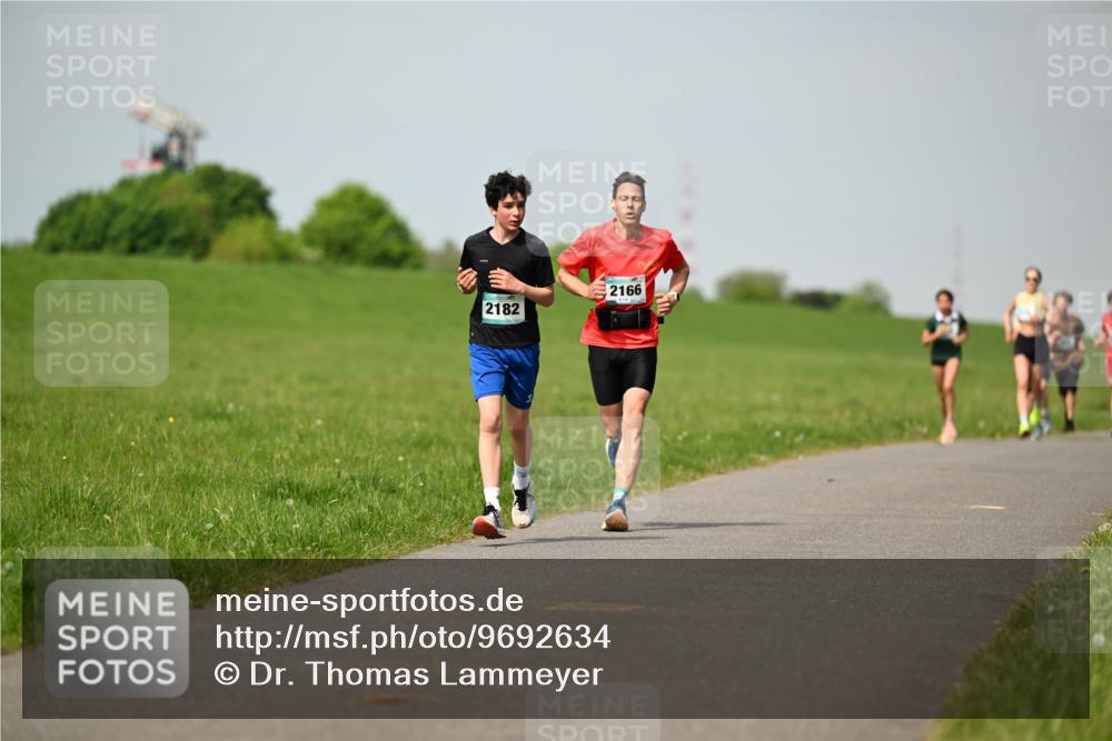 10.05.2026 - 8. Wedeler Halbmarathon Dr. Thomas Lammeyer http://msf.ph/oto/9692634 10.05.2026 11:16:09 Laufen 2182, 2166 meine-sportfotos.de