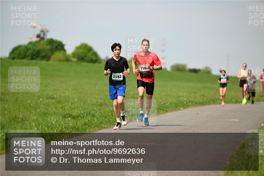 10.05.2026 - 8. Wedeler Halbmarathon Dr. Thomas Lammeyer http://msf.ph/oto/9692636 10.05.2026 11:16:09 Laufen 2182, 216 meine-sportfotos.de
