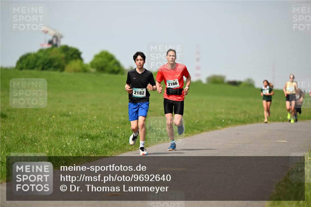 10.05.2026 - 8. Wedeler Halbmarathon Dr. Thomas Lammeyer http://msf.ph/oto/9692640 10.05.2026 11:16:09 Laufen 2182, 2166 meine-sportfotos.de