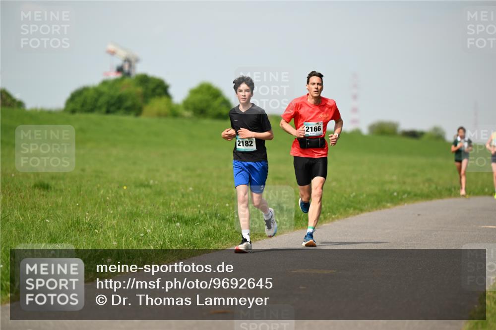 10.05.2026 - 8. Wedeler Halbmarathon Dr. Thomas Lammeyer http://msf.ph/oto/9692645 10.05.2026 11:16:09 Laufen 2182, 2166 meine-sportfotos.de
