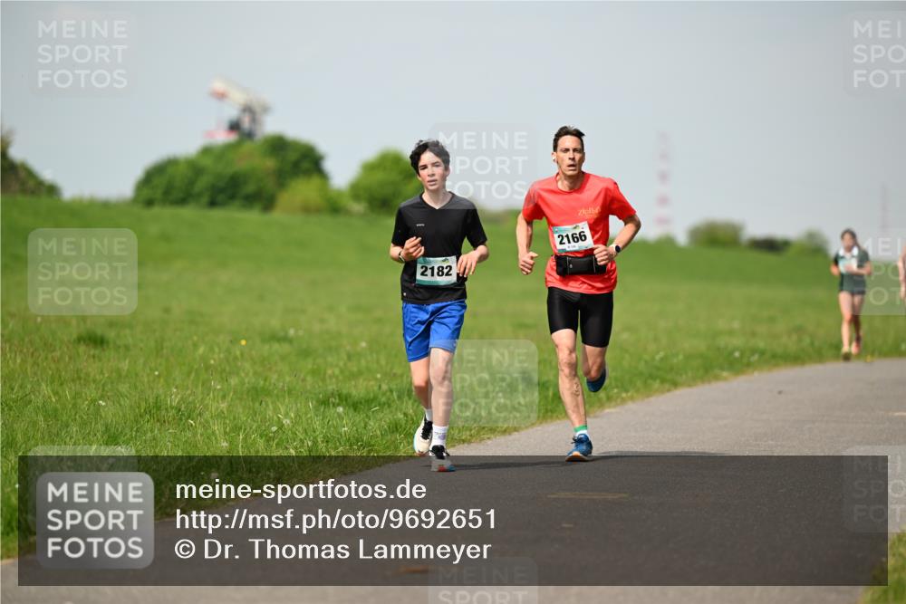 10.05.2026 - 8. Wedeler Halbmarathon Dr. Thomas Lammeyer http://msf.ph/oto/9692651 10.05.2026 11:16:10 Laufen 2182, 2166 meine-sportfotos.de
