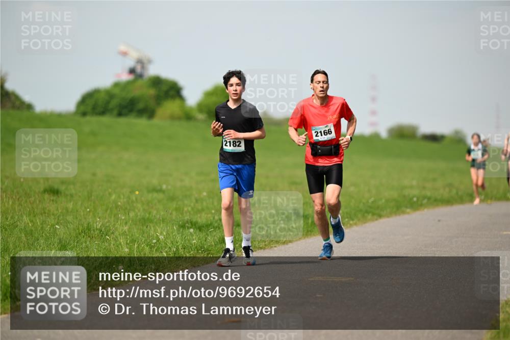 10.05.2026 - 8. Wedeler Halbmarathon Dr. Thomas Lammeyer http://msf.ph/oto/9692654 10.05.2026 11:16:10 Laufen 2182, 2166 meine-sportfotos.de