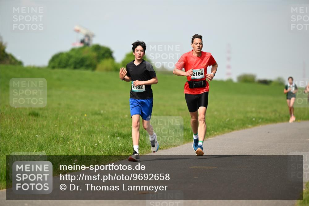 10.05.2026 - 8. Wedeler Halbmarathon Dr. Thomas Lammeyer http://msf.ph/oto/9692658 10.05.2026 11:16:10 Laufen 2182, 2166 meine-sportfotos.de
