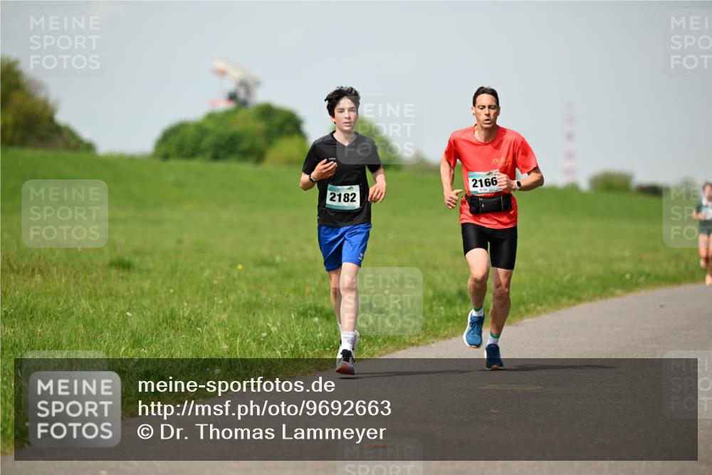 10.05.2026 - 8. Wedeler Halbmarathon Dr. Thomas Lammeyer http://msf.ph/oto/9692663 10.05.2026 11:16:10 Laufen 2182, 2166 meine-sportfotos.de