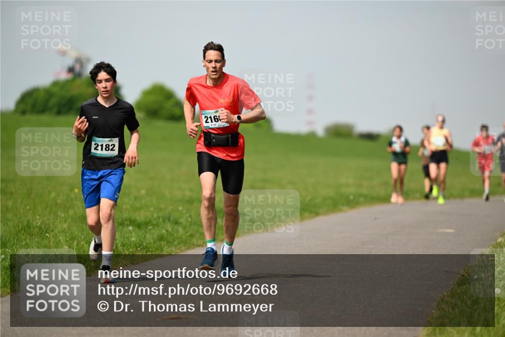 10.05.2026 - 8. Wedeler Halbmarathon Dr. Thomas Lammeyer http://msf.ph/oto/9692668 10.05.2026 11:16:11 Laufen 2182, 216 meine-sportfotos.de