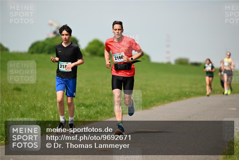 10.05.2026 - 8. Wedeler Halbmarathon Dr. Thomas Lammeyer http://msf.ph/oto/9692671 10.05.2026 11:16:11 Laufen 218, 2166 meine-sportfotos.de