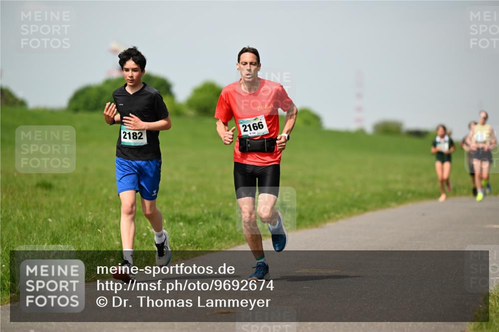 10.05.2026 - 8. Wedeler Halbmarathon Dr. Thomas Lammeyer http://msf.ph/oto/9692674 10.05.2026 11:16:11 Laufen 2182, 2166 meine-sportfotos.de