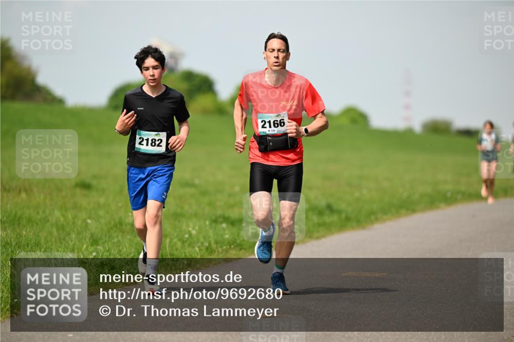 10.05.2026 - 8. Wedeler Halbmarathon Dr. Thomas Lammeyer http://msf.ph/oto/9692680 10.05.2026 11:16:12 Laufen 2182, 2166, 126 meine-sportfotos.de