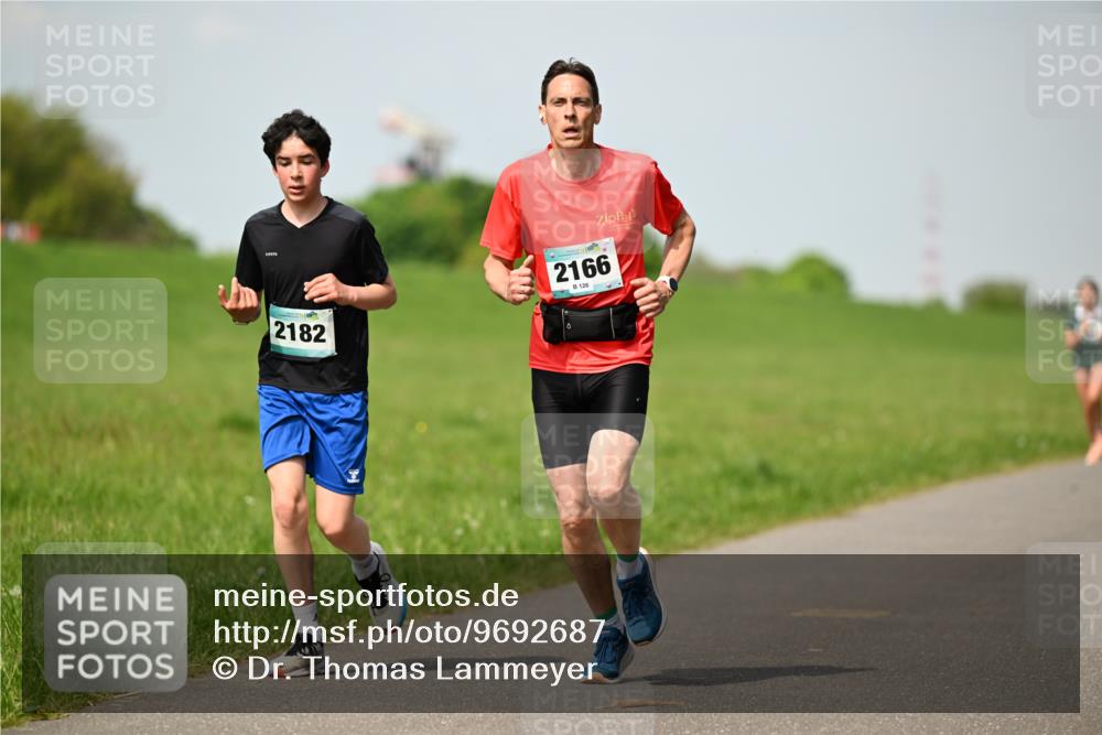 10.05.2026 - 8. Wedeler Halbmarathon Dr. Thomas Lammeyer http://msf.ph/oto/9692687 10.05.2026 11:16:12 Laufen 2182, 2166, 126 meine-sportfotos.de