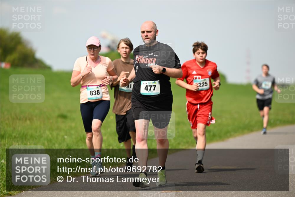 10.05.2026 - 8. Wedeler Halbmarathon Dr. Thomas Lammeyer http://msf.ph/oto/9692782 10.05.2026 11:16:24 Laufen 2016, 838, 136, 477, 225 meine-sportfotos.de