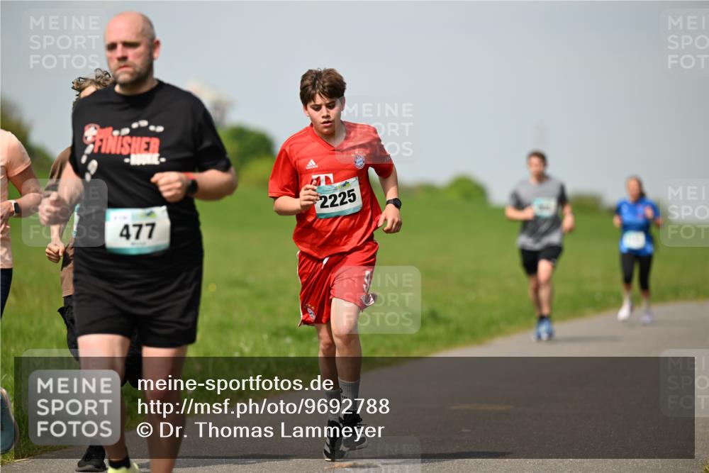 10.05.2026 - 8. Wedeler Halbmarathon Dr. Thomas Lammeyer http://msf.ph/oto/9692788 10.05.2026 11:16:25 Laufen 477, 2225 meine-sportfotos.de