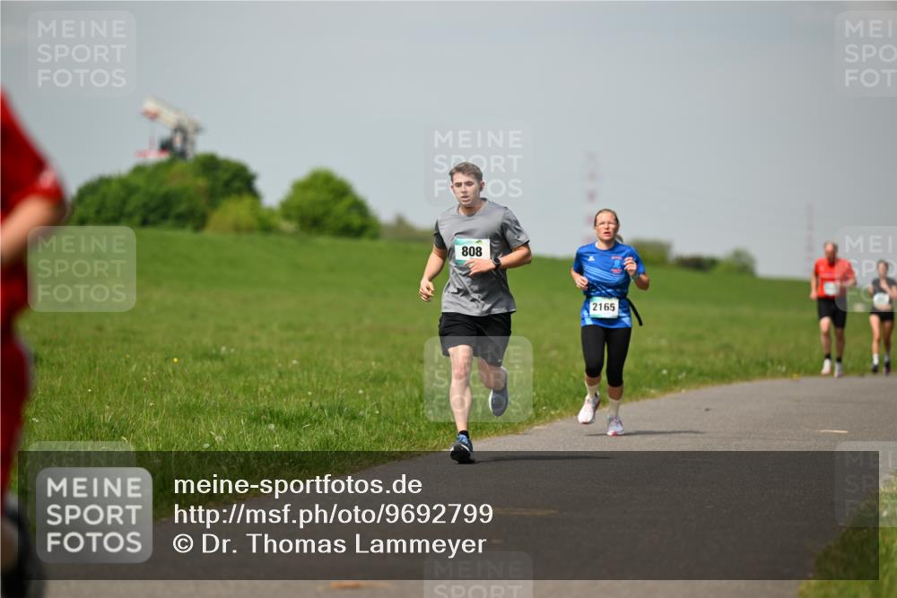 10.05.2026 - 8. Wedeler Halbmarathon Dr. Thomas Lammeyer http://msf.ph/oto/9692799 10.05.2026 11:16:27 Laufen 808, 2165 meine-sportfotos.de
