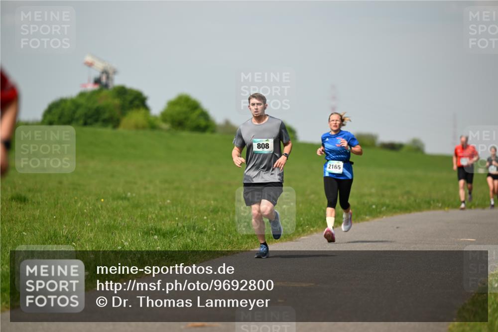 10.05.2026 - 8. Wedeler Halbmarathon Dr. Thomas Lammeyer http://msf.ph/oto/9692800 10.05.2026 11:16:27 Laufen 808, 2165 meine-sportfotos.de