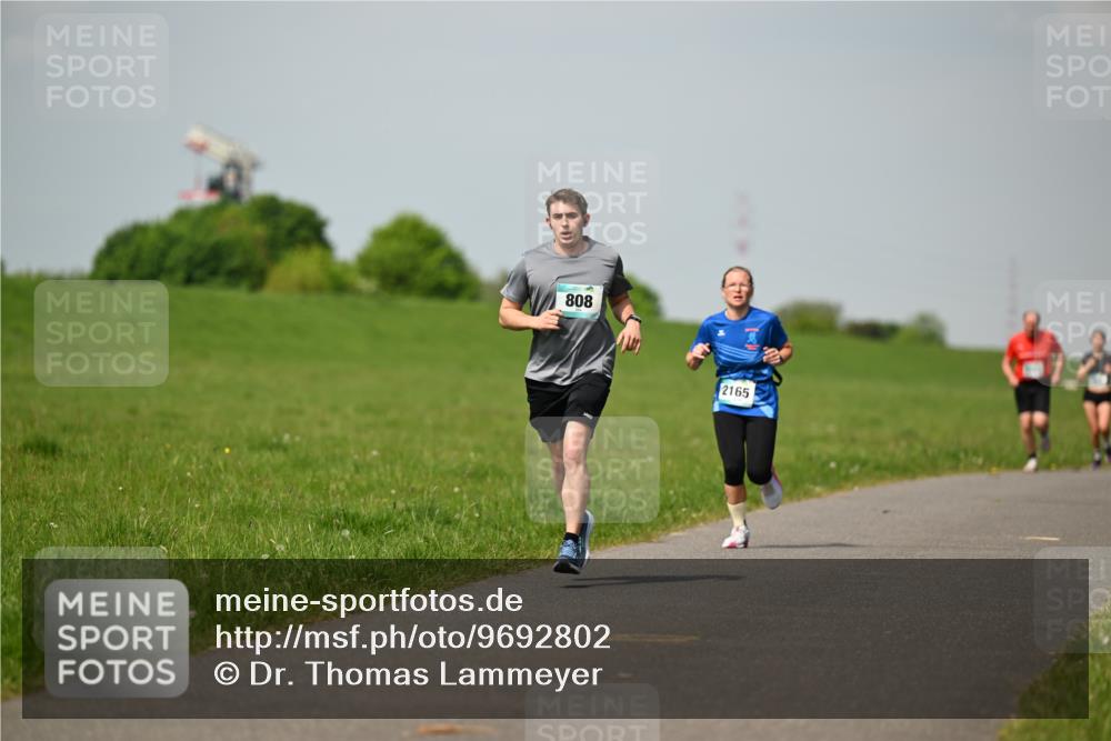 10.05.2026 - 8. Wedeler Halbmarathon Dr. Thomas Lammeyer http://msf.ph/oto/9692802 10.05.2026 11:16:28 Laufen 808, 2165 meine-sportfotos.de