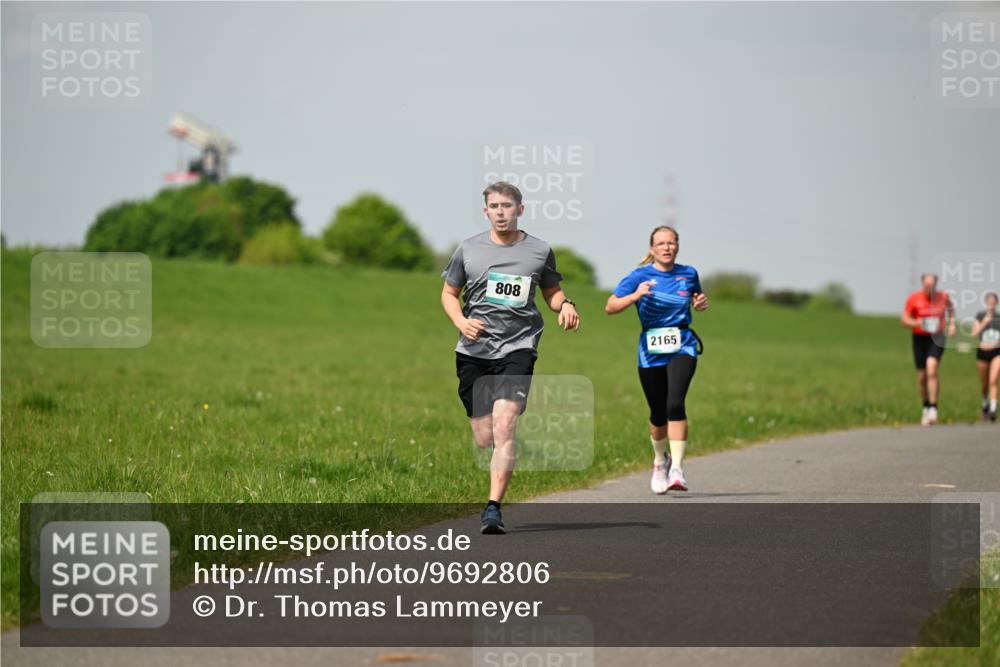 10.05.2026 - 8. Wedeler Halbmarathon Dr. Thomas Lammeyer http://msf.ph/oto/9692806 10.05.2026 11:16:28 Laufen 808, 2165 meine-sportfotos.de