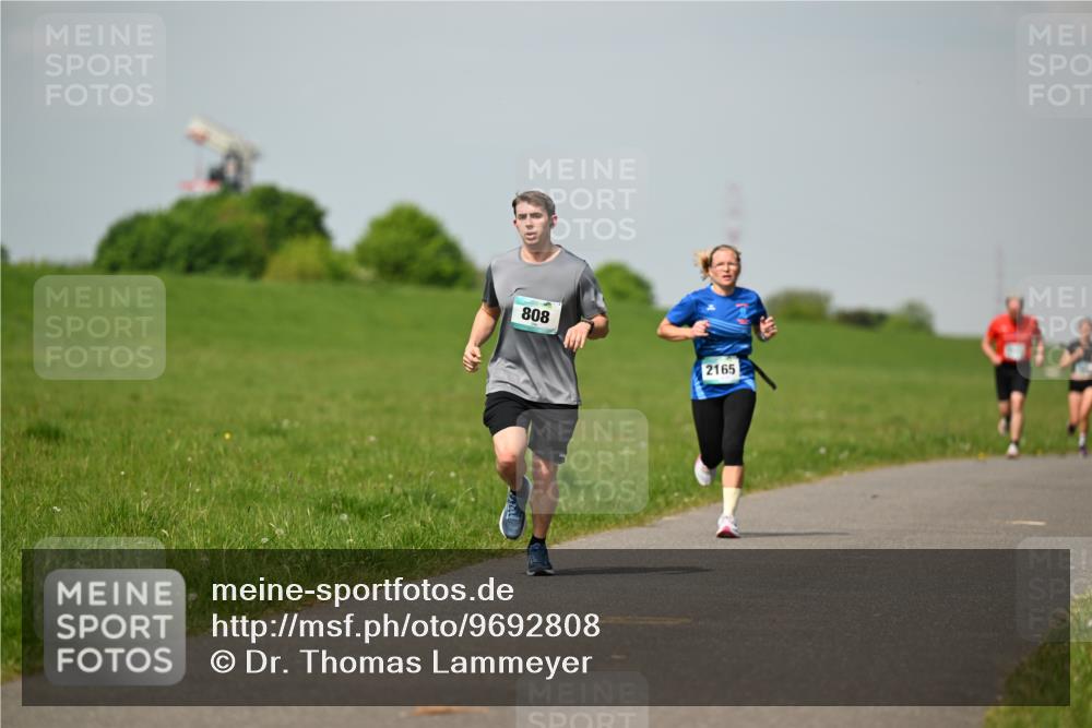 10.05.2026 - 8. Wedeler Halbmarathon Dr. Thomas Lammeyer http://msf.ph/oto/9692808 10.05.2026 11:16:28 Laufen 808, 2165 meine-sportfotos.de