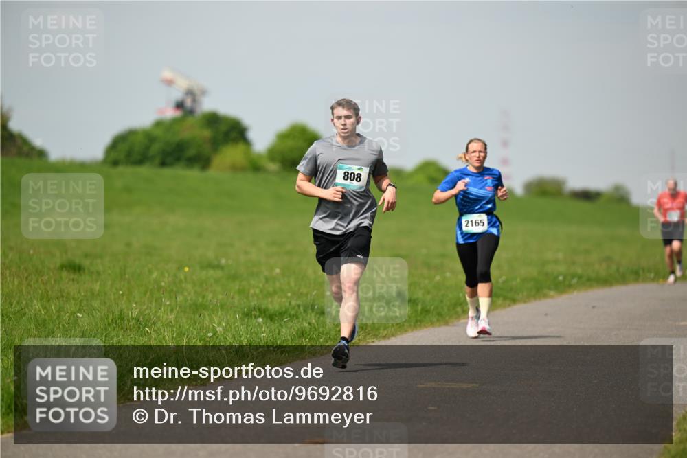 10.05.2026 - 8. Wedeler Halbmarathon Dr. Thomas Lammeyer http://msf.ph/oto/9692816 10.05.2026 11:16:28 Laufen 808, 2165 meine-sportfotos.de