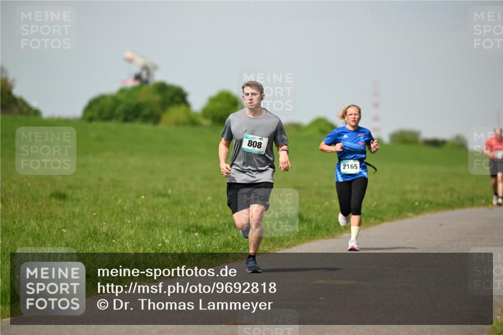 10.05.2026 - 8. Wedeler Halbmarathon Dr. Thomas Lammeyer http://msf.ph/oto/9692818 10.05.2026 11:16:28 Laufen 808, 2165 meine-sportfotos.de
