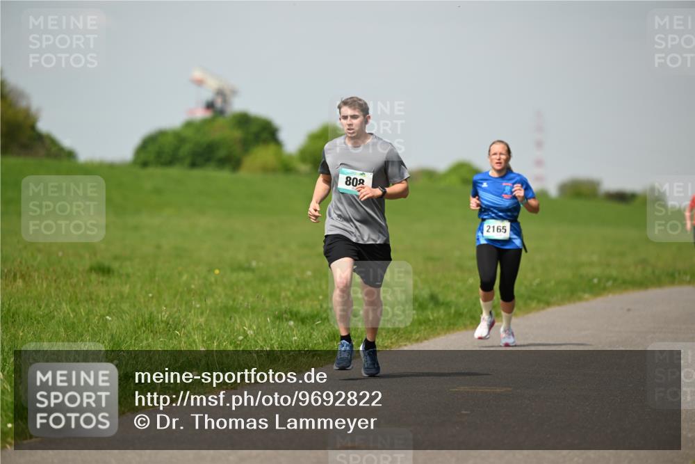 10.05.2026 - 8. Wedeler Halbmarathon Dr. Thomas Lammeyer http://msf.ph/oto/9692822 10.05.2026 11:16:29 Laufen 2165 meine-sportfotos.de