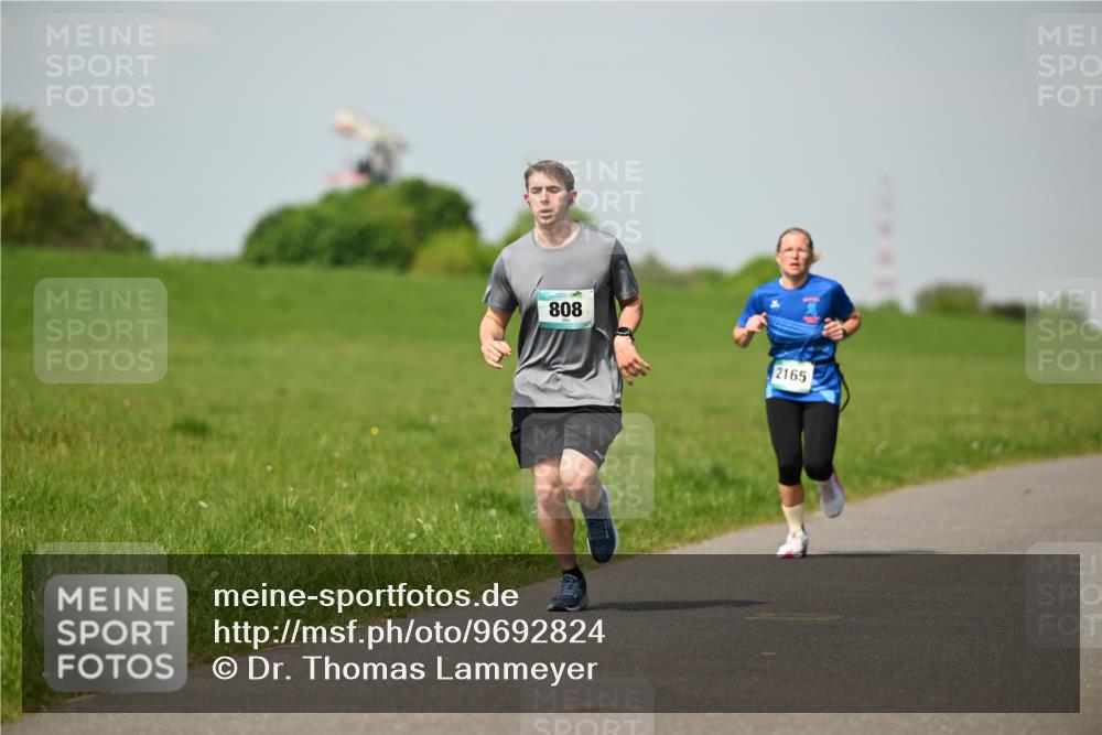 10.05.2026 - 8. Wedeler Halbmarathon Dr. Thomas Lammeyer http://msf.ph/oto/9692824 10.05.2026 11:16:29 Laufen 808, 2165 meine-sportfotos.de