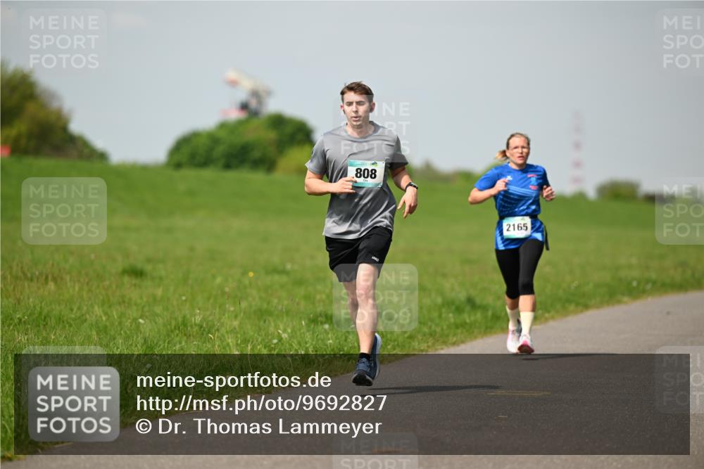 10.05.2026 - 8. Wedeler Halbmarathon Dr. Thomas Lammeyer http://msf.ph/oto/9692827 10.05.2026 11:16:29 Laufen 808, 2165 meine-sportfotos.de