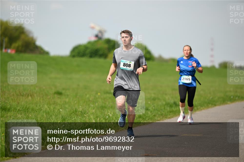 10.05.2026 - 8. Wedeler Halbmarathon Dr. Thomas Lammeyer http://msf.ph/oto/9692832 10.05.2026 11:16:29 Laufen 808, 2165 meine-sportfotos.de