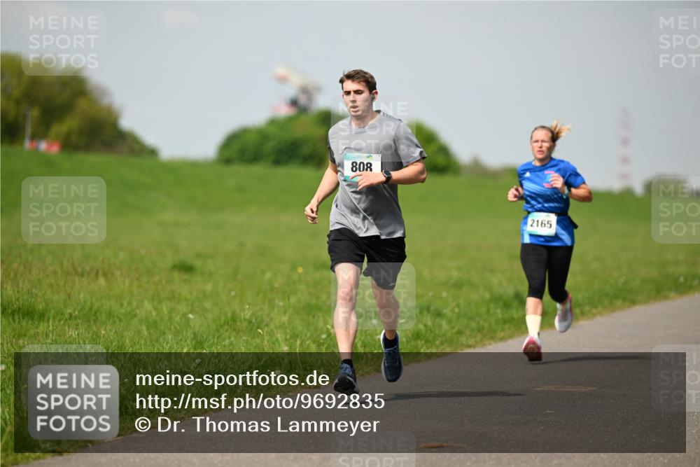 10.05.2026 - 8. Wedeler Halbmarathon Dr. Thomas Lammeyer http://msf.ph/oto/9692835 10.05.2026 11:16:29 Laufen 808, 2165 meine-sportfotos.de
