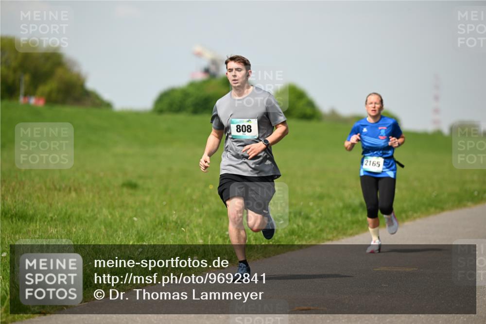10.05.2026 - 8. Wedeler Halbmarathon Dr. Thomas Lammeyer http://msf.ph/oto/9692841 10.05.2026 11:16:30 Laufen 808, 2165 meine-sportfotos.de
