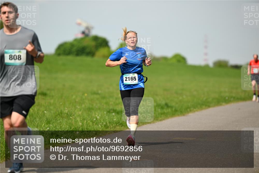 10.05.2026 - 8. Wedeler Halbmarathon Dr. Thomas Lammeyer http://msf.ph/oto/9692856 10.05.2026 11:16:31 Laufen 808, 2165 meine-sportfotos.de