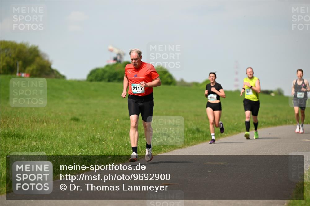 10.05.2026 - 8. Wedeler Halbmarathon Dr. Thomas Lammeyer http://msf.ph/oto/9692900 10.05.2026 11:16:41 Laufen 2117, 1867 meine-sportfotos.de