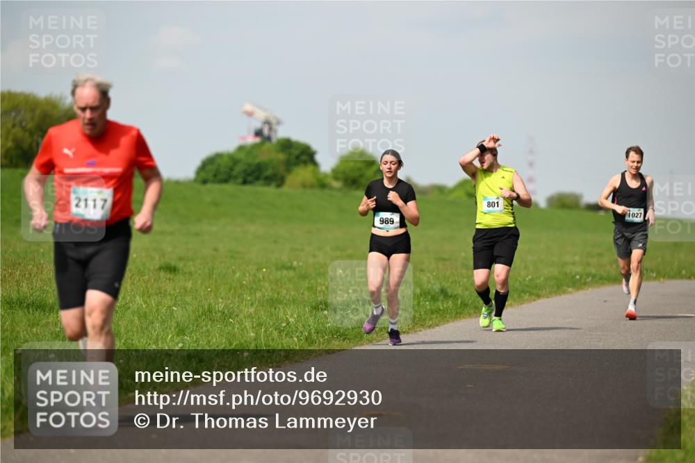 10.05.2026 - 8. Wedeler Halbmarathon Dr. Thomas Lammeyer http://msf.ph/oto/9692930 10.05.2026 11:16:43 Laufen 2117, 989, 801, 1027 meine-sportfotos.de