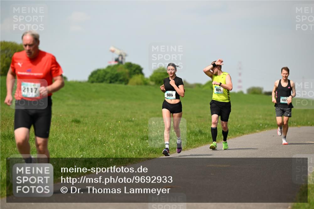 10.05.2026 - 8. Wedeler Halbmarathon Dr. Thomas Lammeyer http://msf.ph/oto/9692933 10.05.2026 11:16:43 Laufen 2117, 989, 801, 1022 meine-sportfotos.de