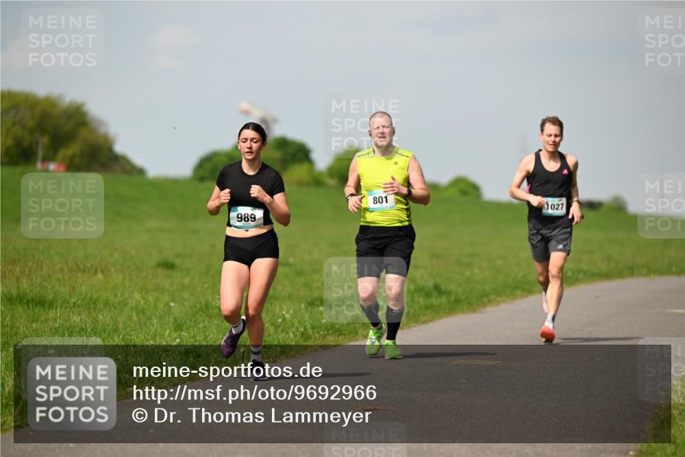 10.05.2026 - 8. Wedeler Halbmarathon Dr. Thomas Lammeyer http://msf.ph/oto/9692966 10.05.2026 11:16:45 Laufen 801, 1027, 989 meine-sportfotos.de