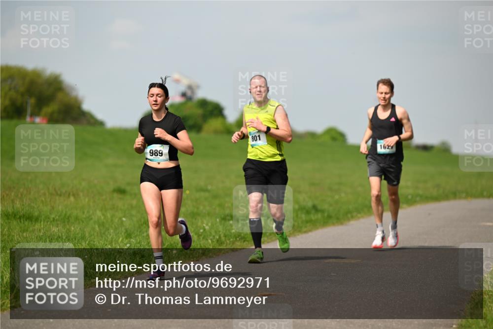 10.05.2026 - 8. Wedeler Halbmarathon Dr. Thomas Lammeyer http://msf.ph/oto/9692971 10.05.2026 11:16:45 Laufen 801, 989, 162 meine-sportfotos.de