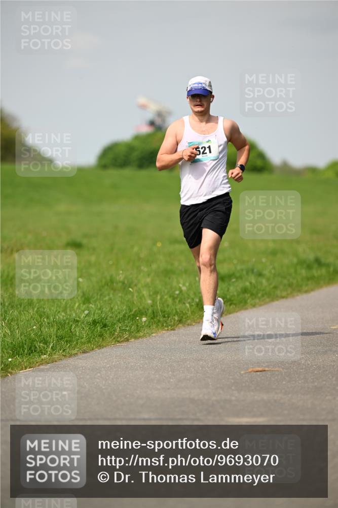 10.05.2026 - 8. Wedeler Halbmarathon Dr. Thomas Lammeyer http://msf.ph/oto/9693070 10.05.2026 11:17:07 Laufen 521 meine-sportfotos.de