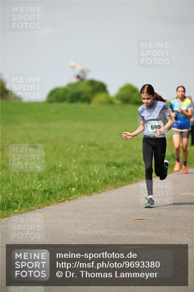 10.05.2026 - 8. Wedeler Halbmarathon Dr. Thomas Lammeyer http://msf.ph/oto/9693380 10.05.2026 11:17:45 Laufen 699 meine-sportfotos.de