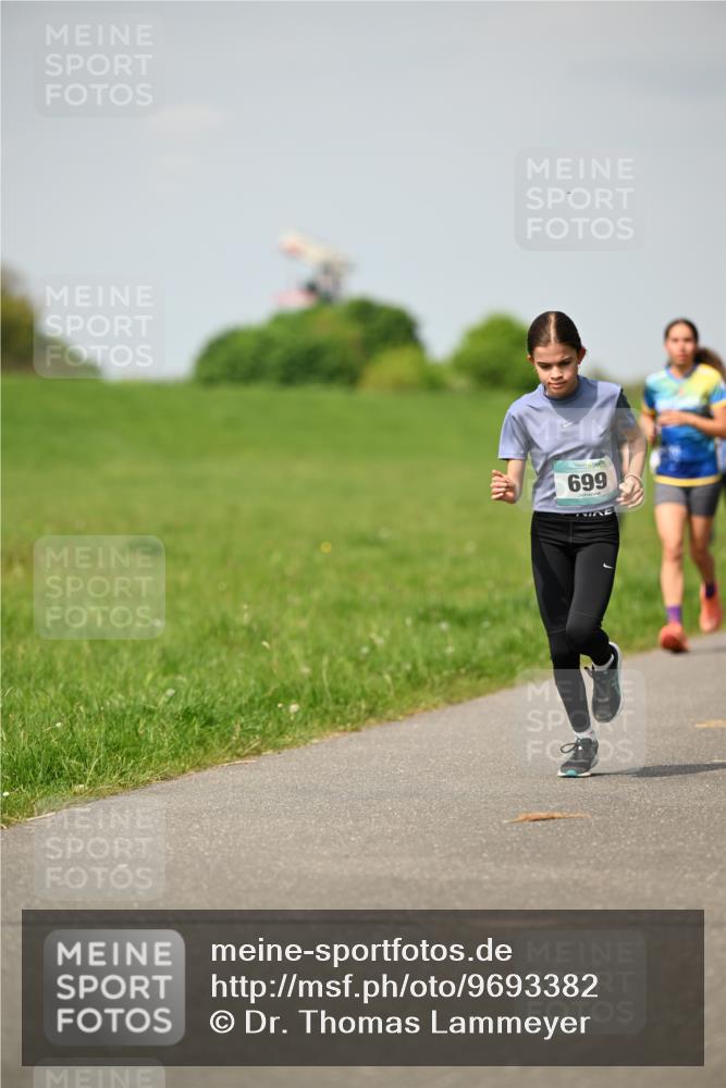 10.05.2026 - 8. Wedeler Halbmarathon Dr. Thomas Lammeyer http://msf.ph/oto/9693382 10.05.2026 11:17:45 Laufen 699 meine-sportfotos.de