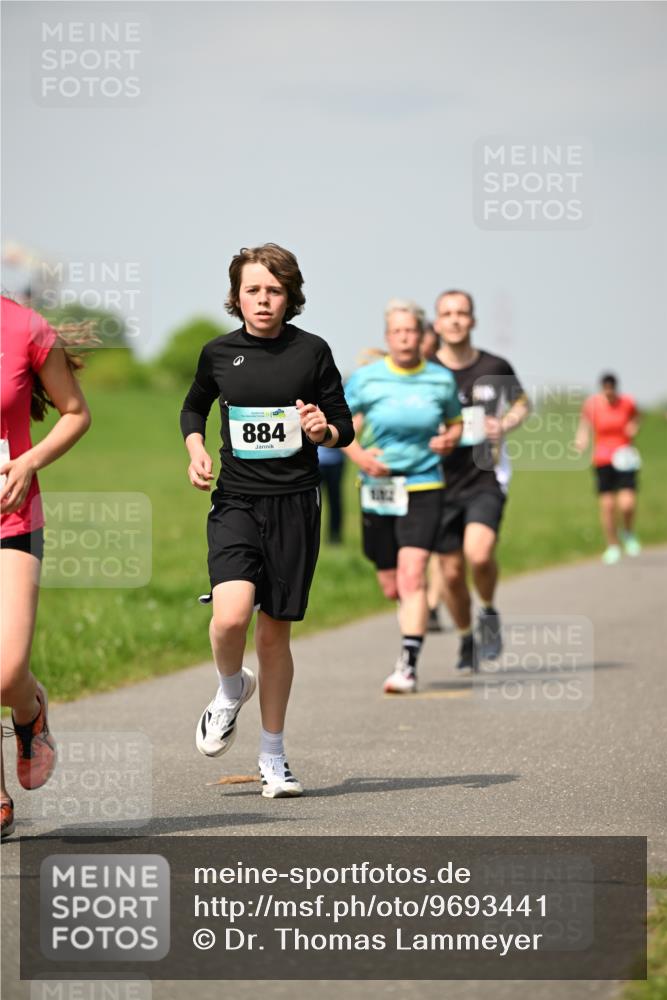 10.05.2026 - 8. Wedeler Halbmarathon Dr. Thomas Lammeyer http://msf.ph/oto/9693441 10.05.2026 11:17:50 Laufen 884, 11012 meine-sportfotos.de