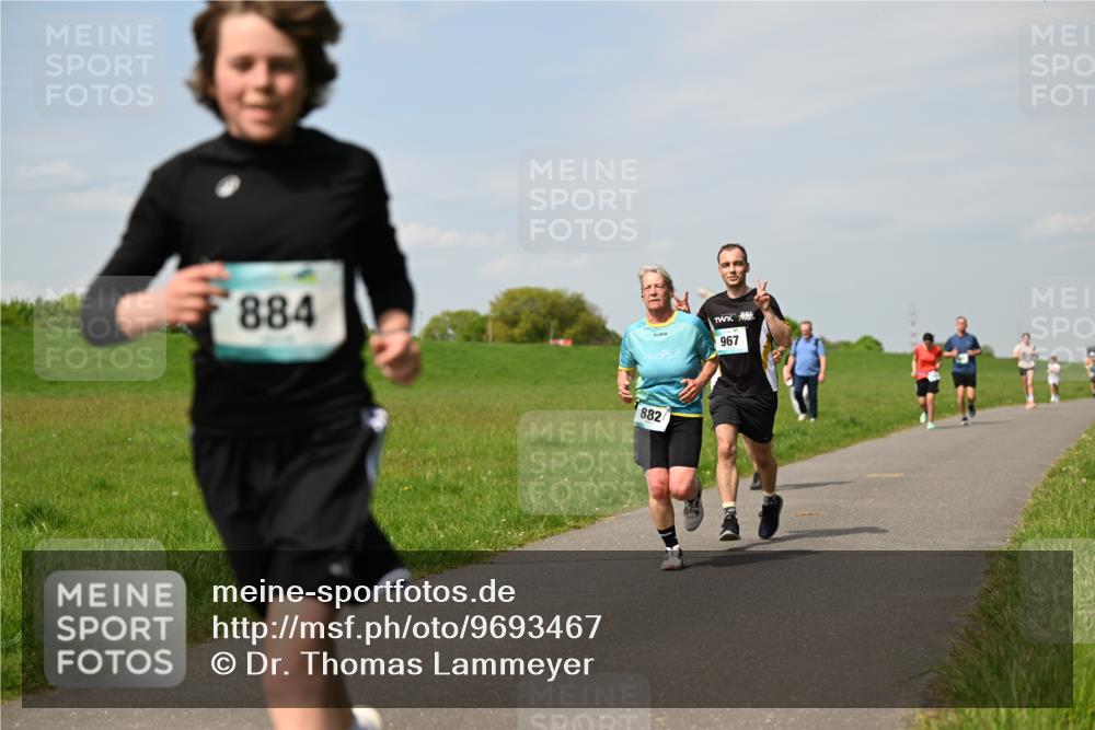 10.05.2026 - 8. Wedeler Halbmarathon Dr. Thomas Lammeyer http://msf.ph/oto/9693467 10.05.2026 11:17:54 Laufen 884, 882, 967 meine-sportfotos.de
