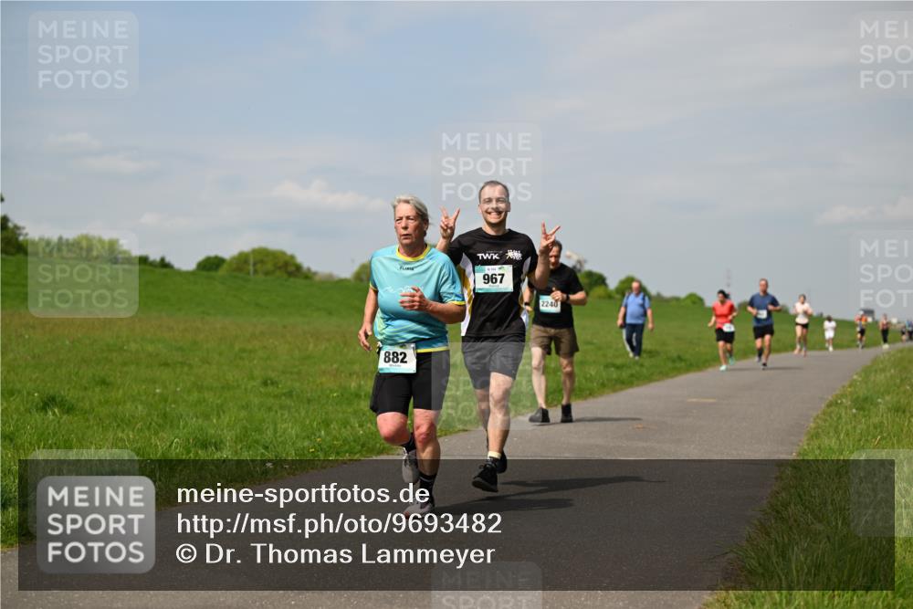 10.05.2026 - 8. Wedeler Halbmarathon Dr. Thomas Lammeyer http://msf.ph/oto/9693482 10.05.2026 11:17:55 Laufen 967, 882, 2240 meine-sportfotos.de