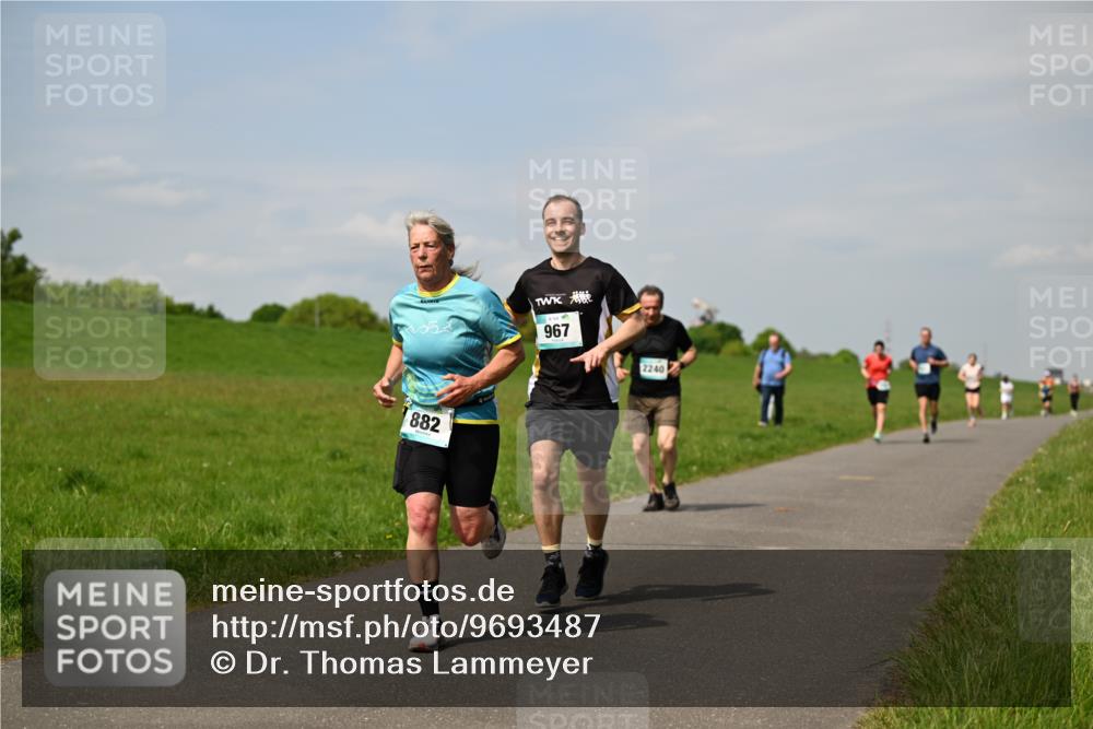 10.05.2026 - 8. Wedeler Halbmarathon Dr. Thomas Lammeyer http://msf.ph/oto/9693487 10.05.2026 11:17:55 Laufen 882, 967, 2240 meine-sportfotos.de