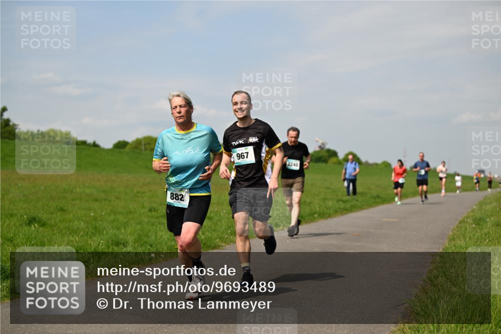 10.05.2026 - 8. Wedeler Halbmarathon Dr. Thomas Lammeyer http://msf.ph/oto/9693489 10.05.2026 11:17:55 Laufen 882, 967, 2240 meine-sportfotos.de