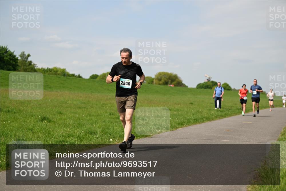 10.05.2026 - 8. Wedeler Halbmarathon Dr. Thomas Lammeyer http://msf.ph/oto/9693517 10.05.2026 11:17:57 Laufen 2240 meine-sportfotos.de