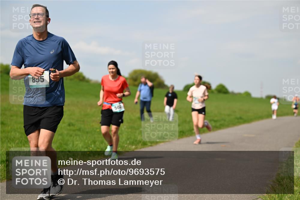 10.05.2026 - 8. Wedeler Halbmarathon Dr. Thomas Lammeyer http://msf.ph/oto/9693575 10.05.2026 11:18:05 Laufen 502 meine-sportfotos.de