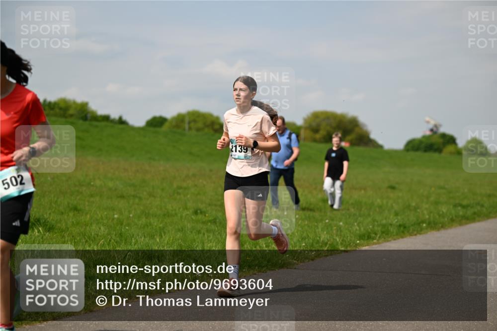 10.05.2026 - 8. Wedeler Halbmarathon Dr. Thomas Lammeyer http://msf.ph/oto/9693604 10.05.2026 11:18:07 Laufen 502, 2139 meine-sportfotos.de