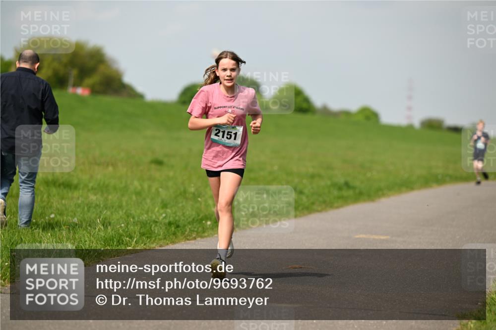 10.05.2026 - 8. Wedeler Halbmarathon Dr. Thomas Lammeyer http://msf.ph/oto/9693762 10.05.2026 11:18:24 Laufen 2151 meine-sportfotos.de