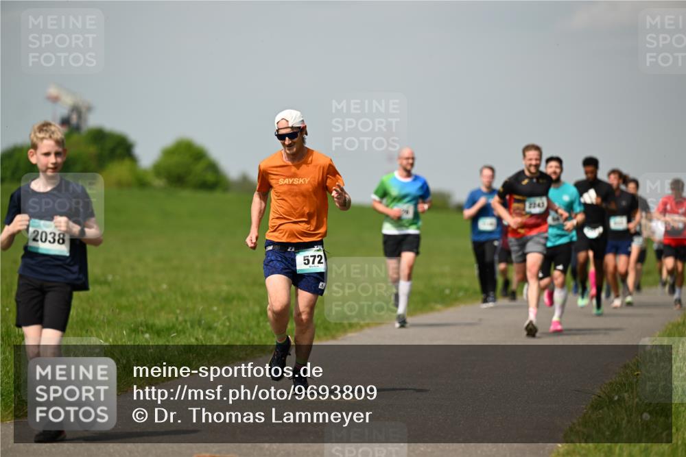 10.05.2026 - 8. Wedeler Halbmarathon Dr. Thomas Lammeyer http://msf.ph/oto/9693809 10.05.2026 11:18:35 Laufen 2038, 572, 2343 meine-sportfotos.de