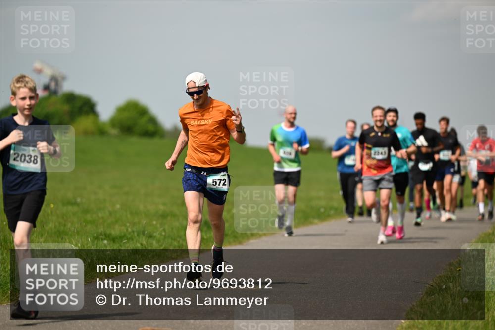 10.05.2026 - 8. Wedeler Halbmarathon Dr. Thomas Lammeyer http://msf.ph/oto/9693812 10.05.2026 11:18:35 Laufen 2038, 572, 2343 meine-sportfotos.de