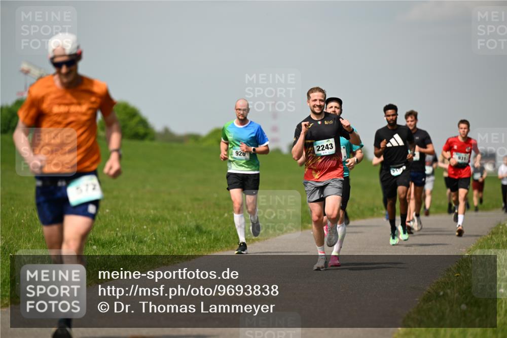 10.05.2026 - 8. Wedeler Halbmarathon Dr. Thomas Lammeyer http://msf.ph/oto/9693838 10.05.2026 11:18:37 Laufen 926, 2243, 931 meine-sportfotos.de