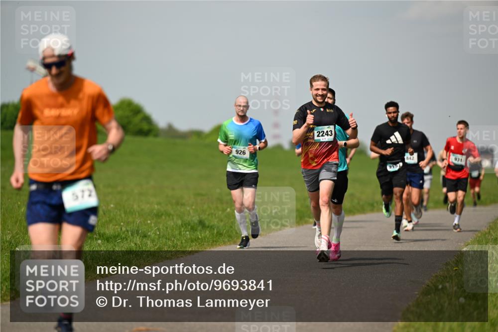 10.05.2026 - 8. Wedeler Halbmarathon Dr. Thomas Lammeyer http://msf.ph/oto/9693841 10.05.2026 11:18:37 Laufen 572, 926, 2243, 931 meine-sportfotos.de